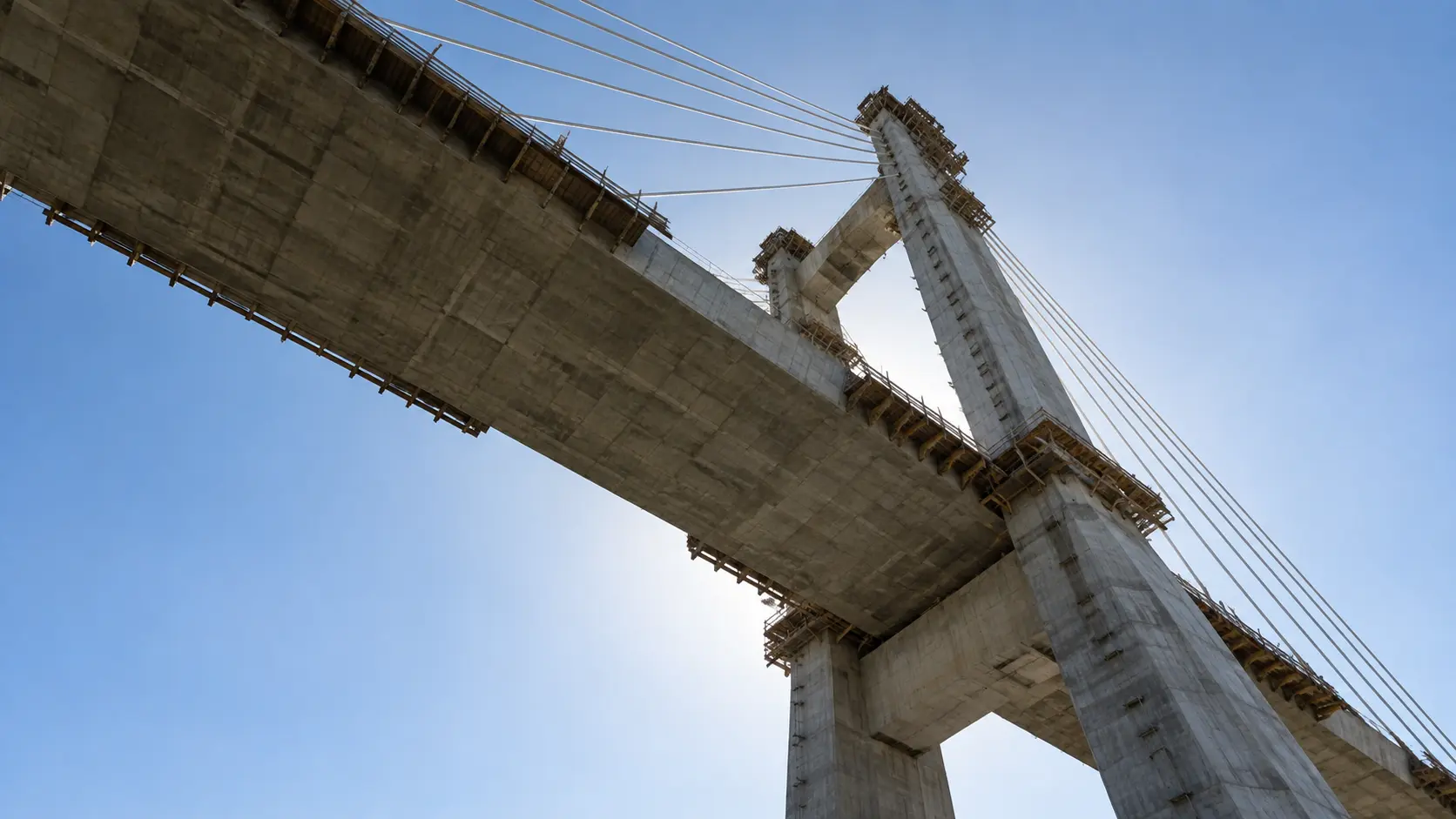 Estrutura de grande ponte em construção